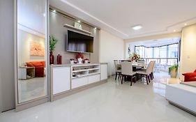 Apartamento na Rua 3500, 50m da Praia em Balneário Camboriú P825